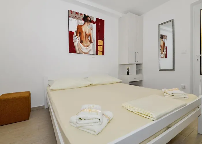 Guest house And By The Sea - 22419 Makarska