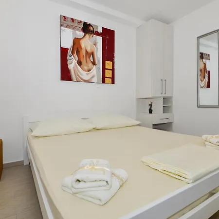 Gostinjska kuća And By The Sea - 22419 Makarska