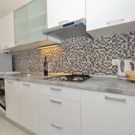 And By The Sea - 22419 Gostinjska kuća 3*