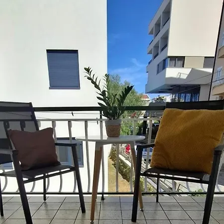 And By The Sea - 22419 Gostinjska kuća 3*