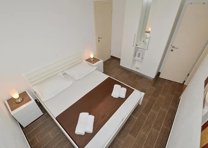 And By The Sea - 22419 Πανσιόν