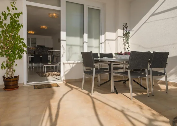 Pensionat And By The Sea - 22419 Makarska