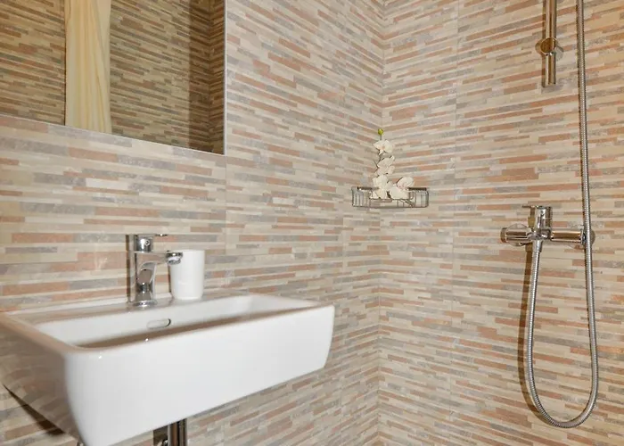 And By The Sea - 22419 Πανσιόν