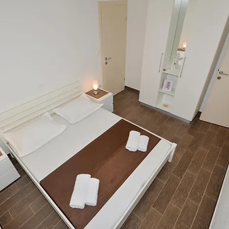 And By The Sea - 22419 Гостьовий будинок